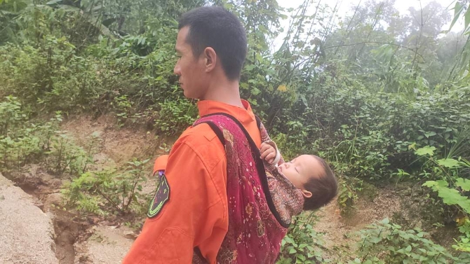 云南盈江突发山体滑坡：突击小分队徒步进入灾害点