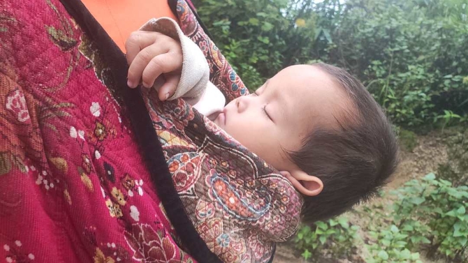 云南盈江突发山体滑坡：突击小分队徒步进入灾害点