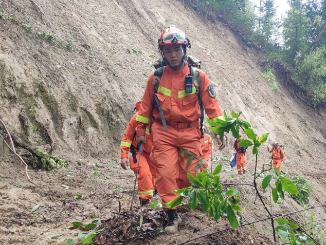 云南盈江突发山体滑坡：突击小分队徒步进入灾害点