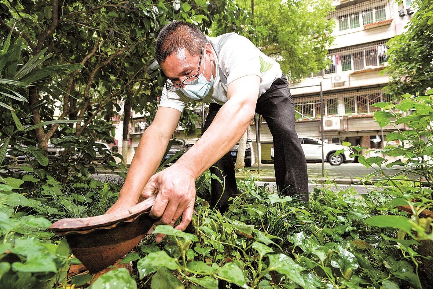 保安转岗清洁员 身兼免费修理工24小时随叫随到 被居民赞为活雷锋