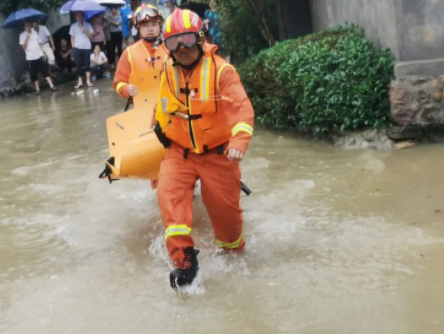 【暖新闻·江西2020】暴雨袭击九江!消防员深水中转移中风病人