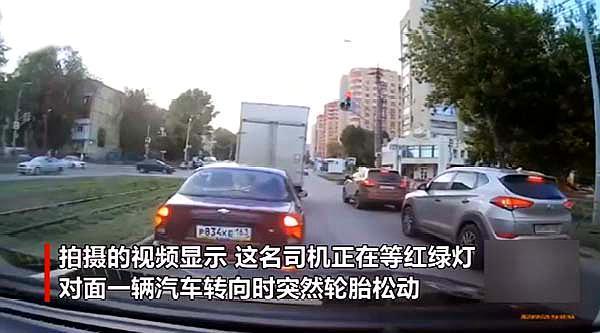 俄罗斯男子徒手击落飞来的轮胎,网友:这家伙偷学了铁砂掌吧!