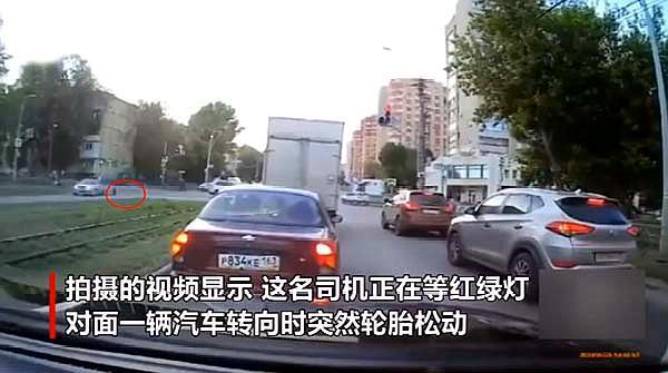 俄罗斯男子徒手击落飞来的轮胎,网友:这家伙偷学了铁砂掌吧!