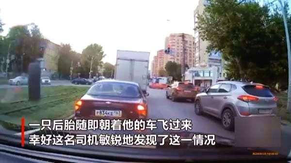 俄罗斯男子徒手击落飞来的轮胎,网友:这家伙偷学了铁砂掌吧!