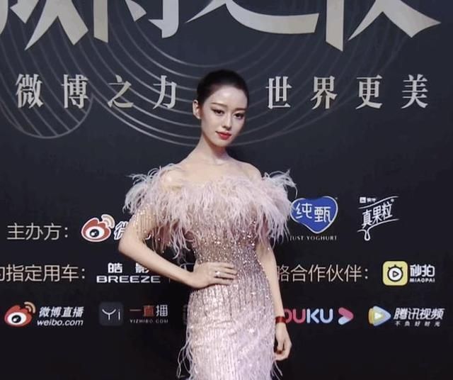 吉娜的腰有多细?挑战"暗夜星空裙"