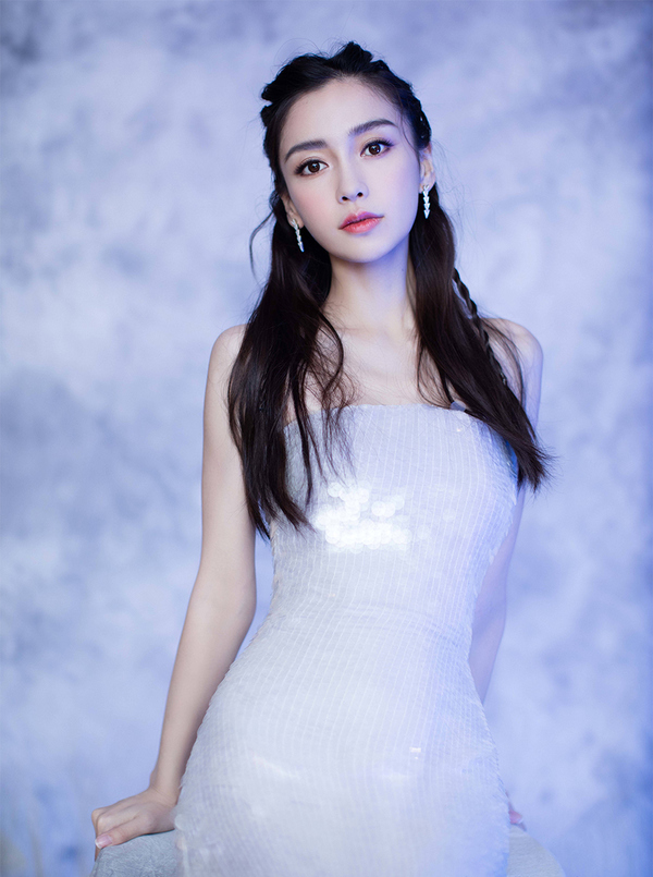 杨颖穿白裙扮小龙女,造型美艳却缺少仙气,网友:漂亮但