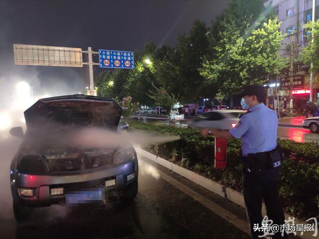 越野车突发自燃 淮南民警冒雨火速救援
