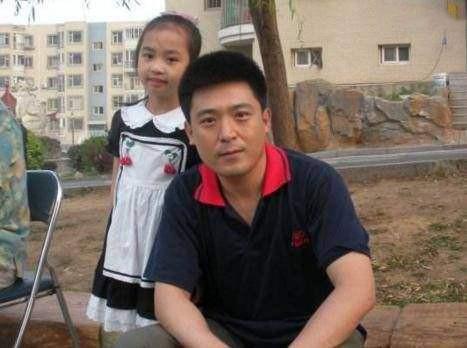 春晚冻龄男神孙涛52岁近照,妻子长相精致,婚姻生活令人羡慕|李莉|孙涛