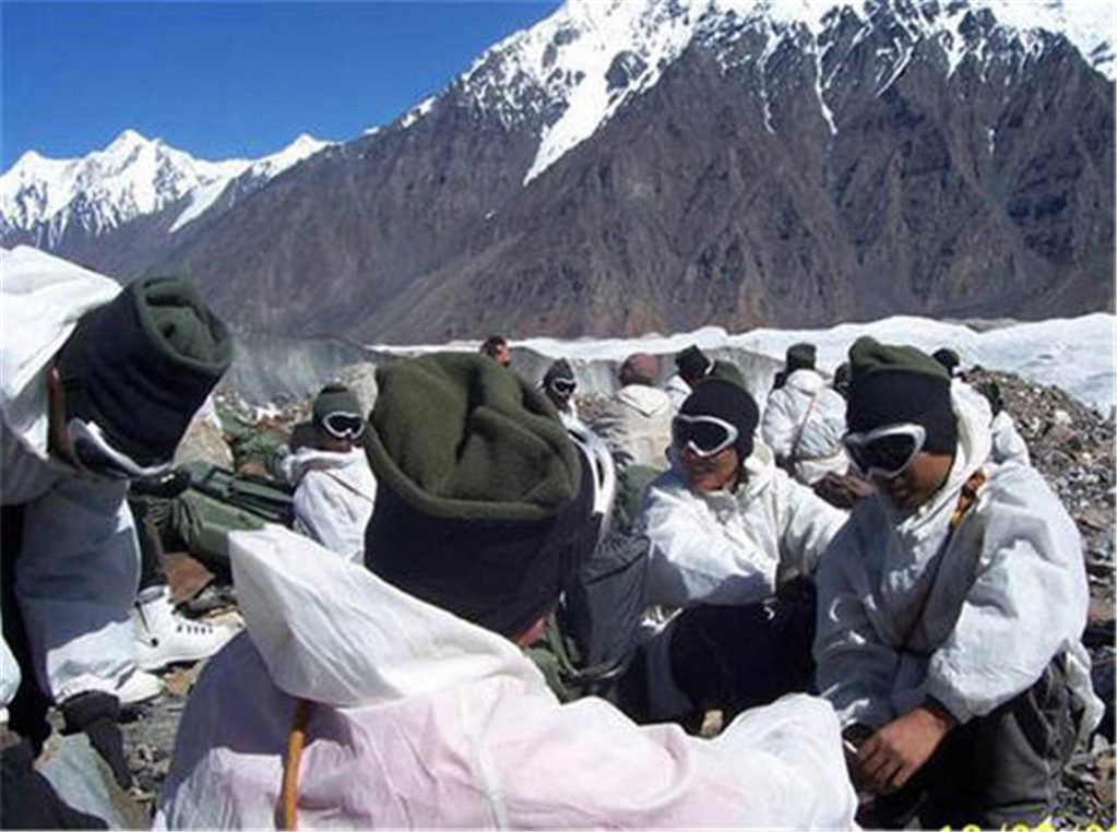 边境地区火药味十足,印军山地师开赴一线,山脊修建重机枪阵地