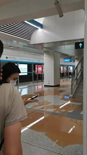 石家庄一地铁站下雨过后出现漏水现象_新浪新闻