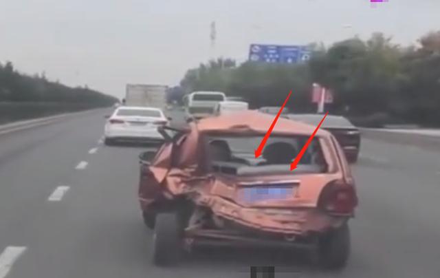奇瑞QQ快速行驶在高速上,后车车主都不敢靠近