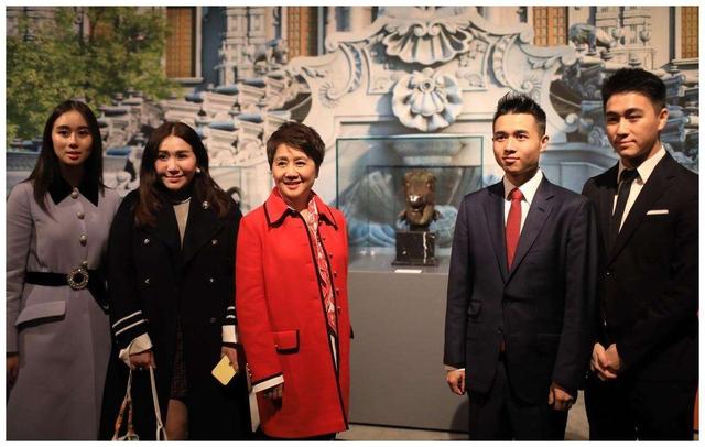 何猷邦确为四房长子,但不会出席葬礼,赌王曾让何超琼照顾他