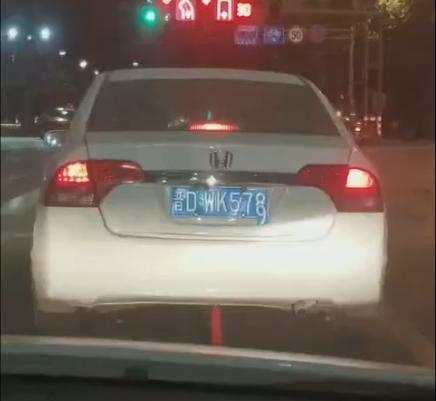 小伙发现前车开很快,不顾减速带直接过去,颠了几下后却笑喷了