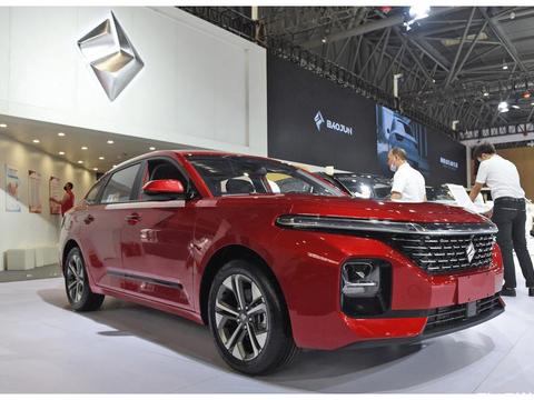 街头偶遇宝骏新款轿跑，挂英文车标颜值高！内饰有点奢华