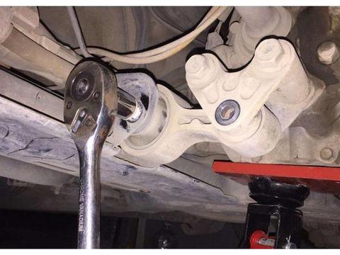 汽车发动机声音越来越大？维修工支招：有四个地方要检查