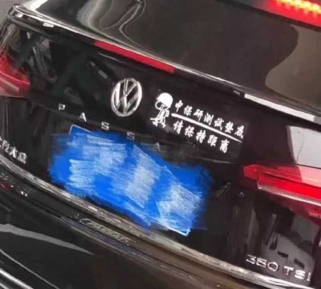 这位大众车主火了,后备箱上7大字,厂家见了“无地自容”