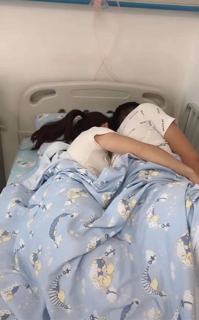 儿子住院打点滴,爸妈用手机"征用"孩子床位,网友:不是亲生的