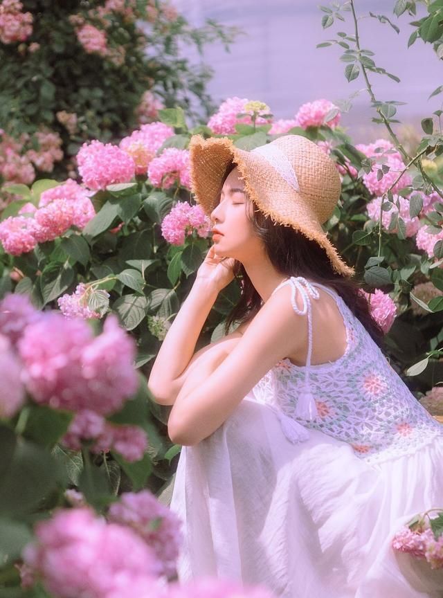 花海人像摄影的8个姿势,照着这些姿势拍,拍照美美的
