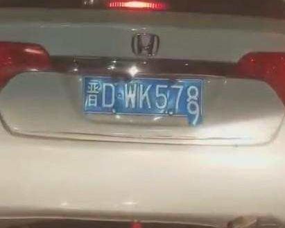 小伙发现前车开很快,不顾减速带直接过去,颠了几下后却笑喷了