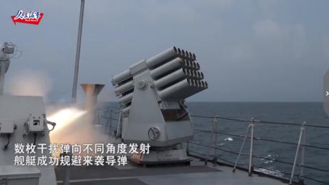 南部战区海军某驱逐舰支队舰艇编队在南海实战化训练