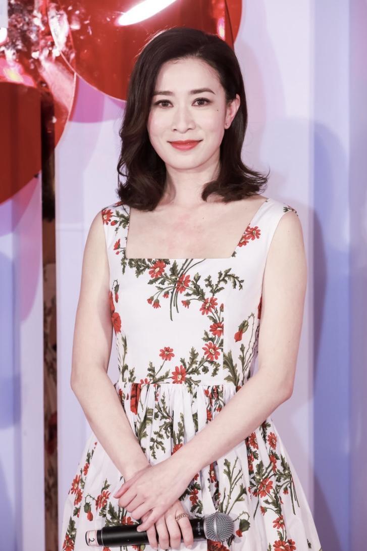 佘诗曼衣品开挂了!一袭印花连衣裙清新减龄,气质,颜值都惊艳|佘诗曼|