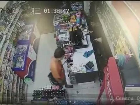 大连男子持刀抢劫便利店，被店员用6瓶啤酒砸晕，警方：正当防卫
