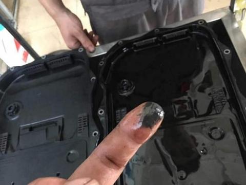 私家车变速箱油多久一换？修车工：这个点是极限，拖着不换要大修