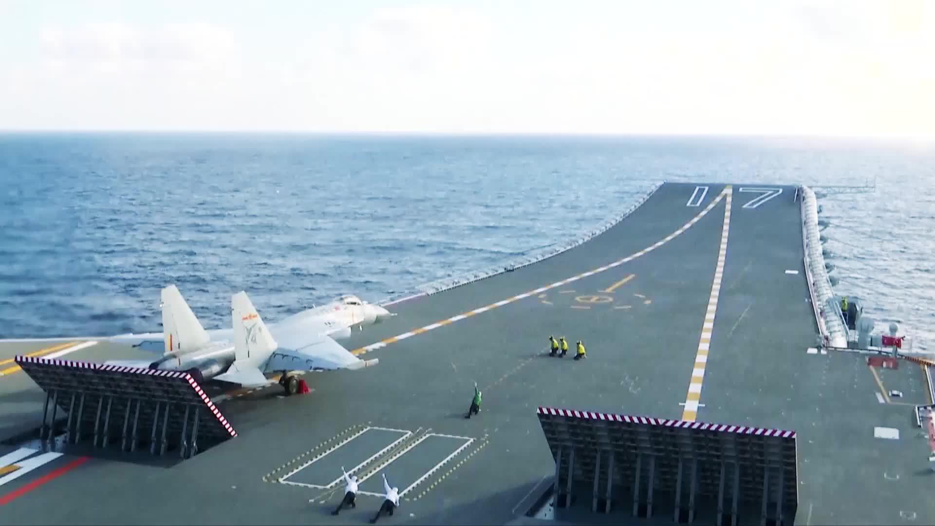 中国海军歼15舰载机,从山东号航空母舰上起飞,显示战舰状况良好