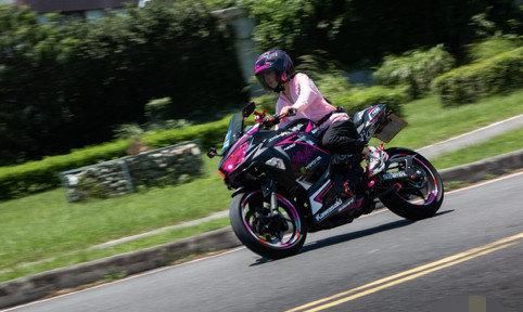 川崎ninja 400女骑士,一年来的骑行体验,有优点也有缺点