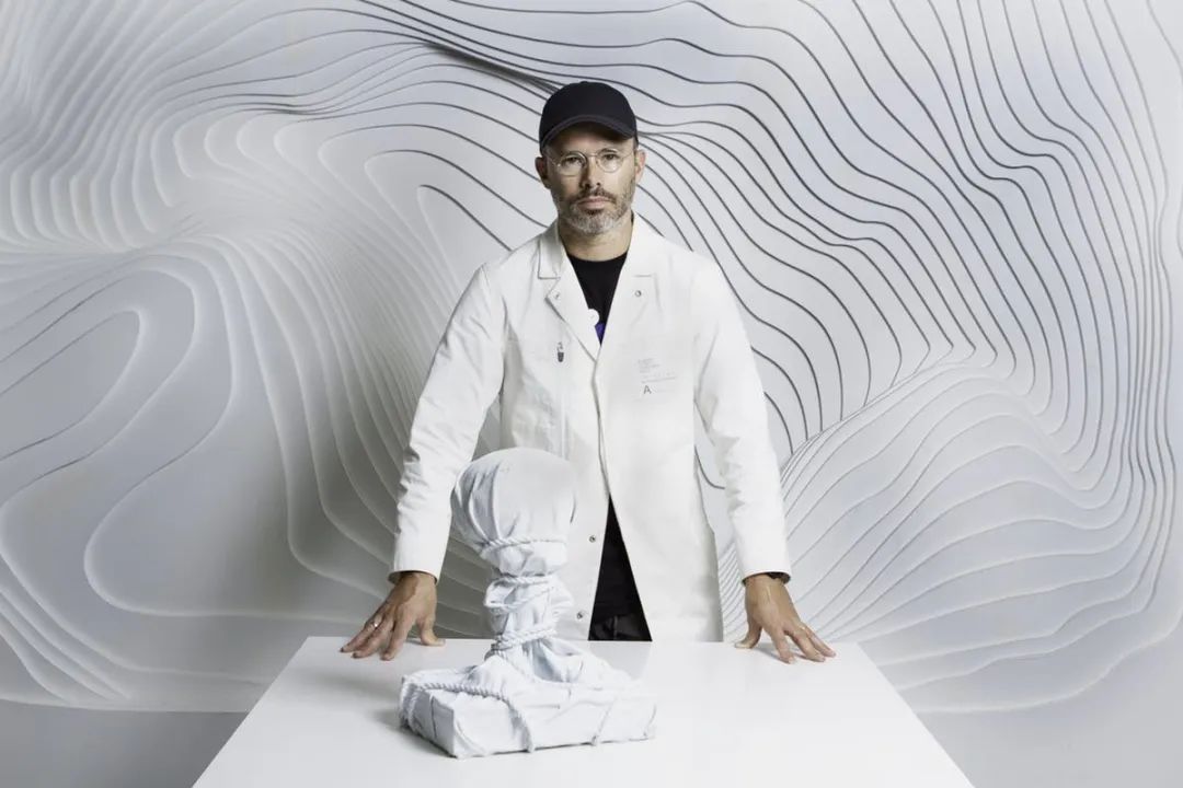 RR · ART | 天生色弱的他,为何被誉为“下一个 Kaws”?