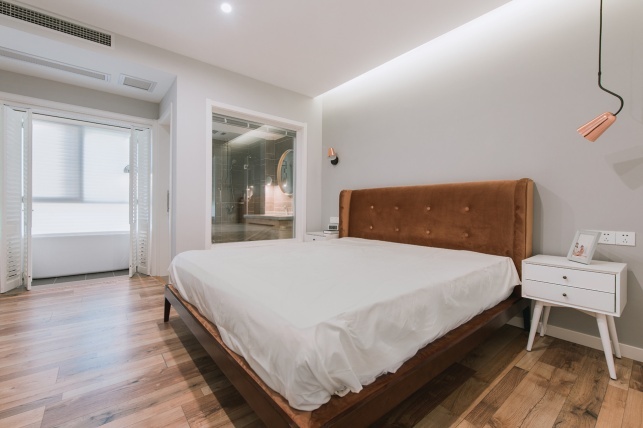 肖七作品:140m²简约风,高级灰+饱和橙,一房两用设计是亮点