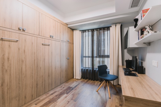 肖七作品:140m²简约风,高级灰+饱和橙,一房两用设计是亮点