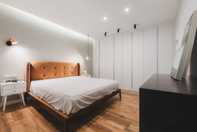 肖七作品:140m²简约风,高级灰+饱和橙,一房两用设计是亮点