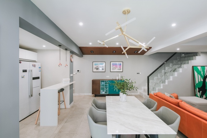 肖七作品:140m²简约风,高级灰+饱和橙,一房两用设计是亮点