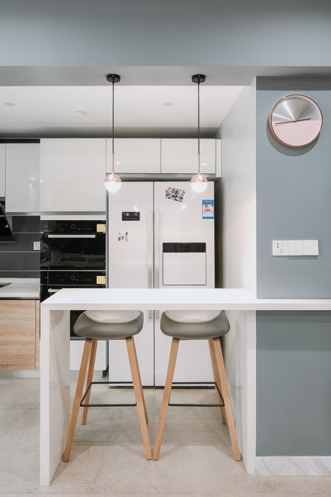 肖七作品:140m²简约风,高级灰+饱和橙,一房两用设计是亮点