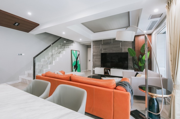 肖七作品:140m²简约风,高级灰+饱和橙,一房两用设计是亮点