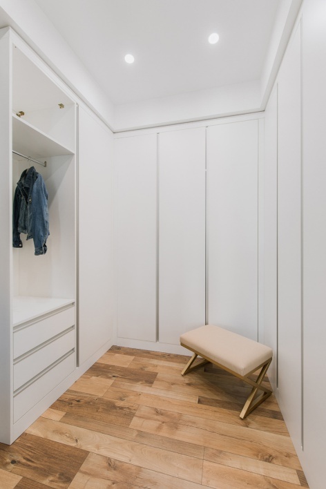 肖七作品:140m²简约风,高级灰+饱和橙,一房两用设计是亮点