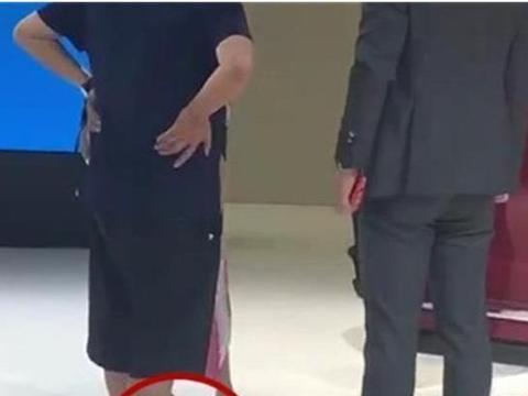 大爷穿拖鞋去买劳斯莱斯，销售却格外热情，网友：不狗眼看人低了