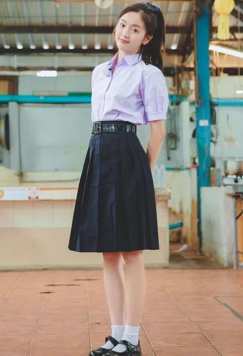 火箭少女穿校服去泰国拍节目,168杨超越蹲中间,腿却是