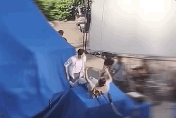 剧中@秦昊 扮演的张东升推父母下山的戏份十分抓人