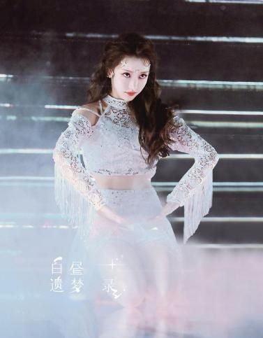 《创造营3》姜贞羽退赛后现身,t恤裙配长蕾丝外套,温柔又甜美