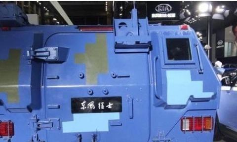 为了引起骚动，东风把5吨的猛士摆出来，野兽和美女果然霸气