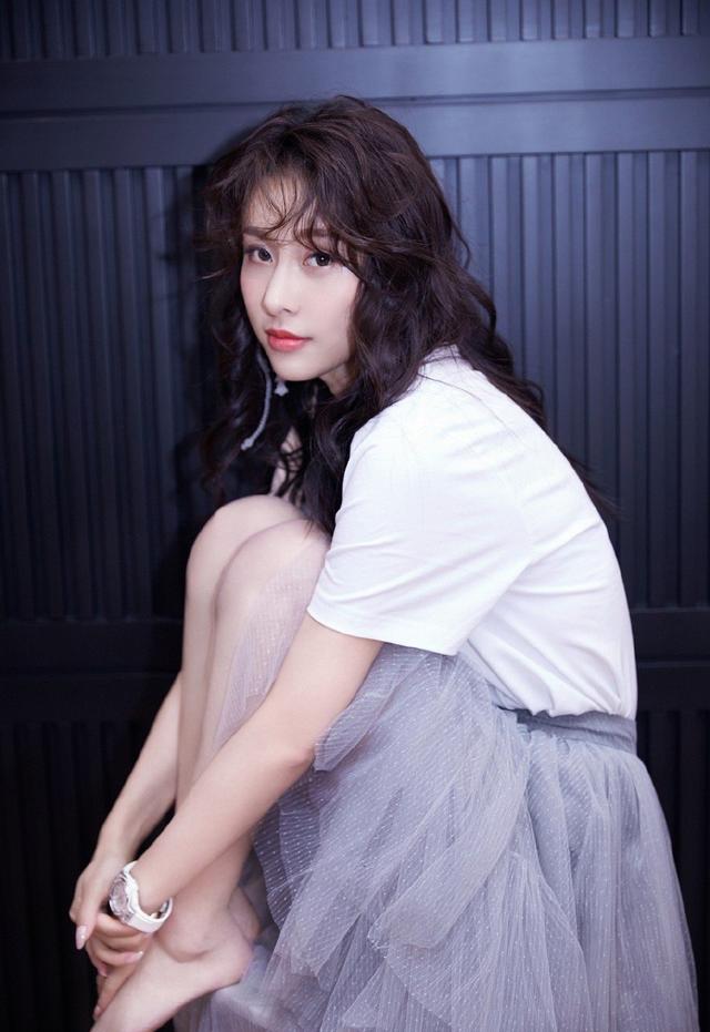贾青很会穿,西装风开叉长裙配流苏腰封,秀长腿细腰气场太A了