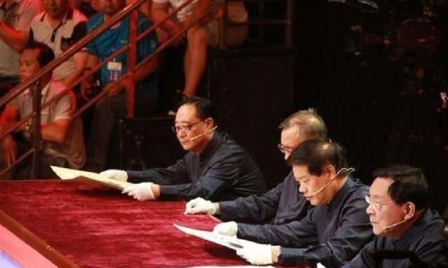 河南兄弟上鉴宝节目,被专家17万骗走乾隆真迹,转手卖出8736万