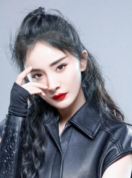 杨幂照片2020最新,杨幂图片2020最新图片 杨幂凭一张照片就获得4亿的浏览,这次在新神魔大陆的造型更飒!
