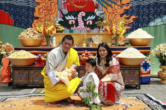 不丹国王和王后再次公布全家福,还官宣了小王子的名字