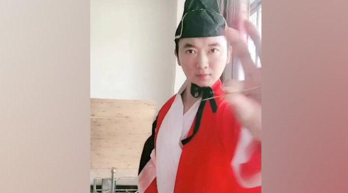 90后男子模仿东方不败练飞针绝技:3米内可将钢针射进木板