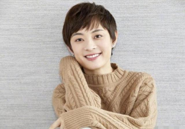 孙莉终于不是短发了,接女儿放学,被其同学吐槽长发都不像她了