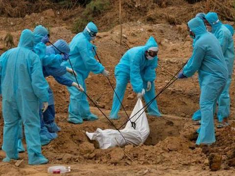新冠肺炎患者遗体被随意丢土坑,当地政府向死者家属致歉