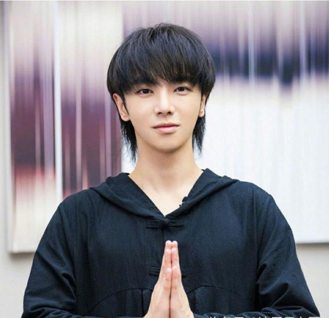 华晨宇终于剪头发了短发清爽一扫颓废网友这才像个男孩子嘛